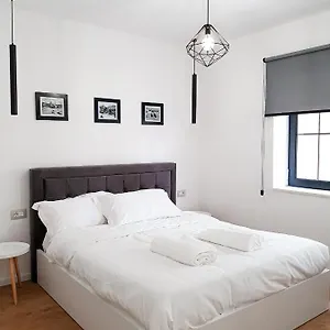 https://tirana-central-apartments-with-balcony.hotels-in-tirana.com
